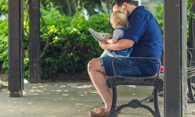 Meglio leggere libri cartacei ai bambini: lo studio dell'università che mette ko l'ebook