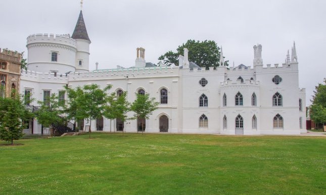 Le case più strane degli scrittori famosi: dal castello alla boathouse