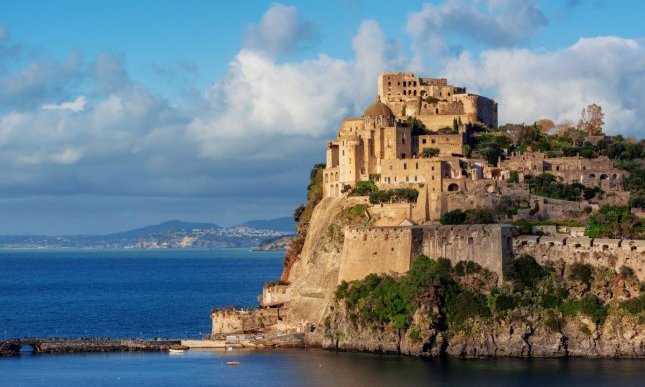 In vacanza ad Ischia con Truman Capote: “Un posto strano e stranamente incantato”