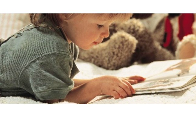 Libri e bambini: leggere su schermo inibisce la lettura