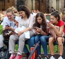 Cellulari in classe addio: la Camera valuta lo stop per professori e studenti