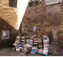 Arriva il no della biblioteca e i libri finiscono tra i rifiuti. Succede a Siena