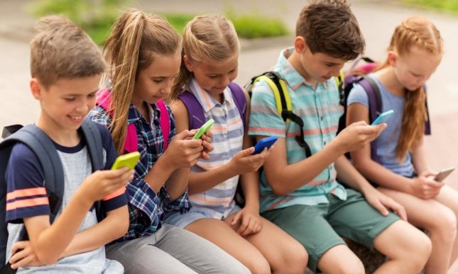 Dipendenza da televisione e smartphone: i rischi per bambini e adolescenti