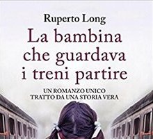 La bambina che guardava i treni partire