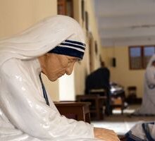 “La peggiore malattia”: il male della società moderna secondo Madre Teresa di Calcutta