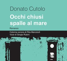 Occhi chiusi spalle al mare