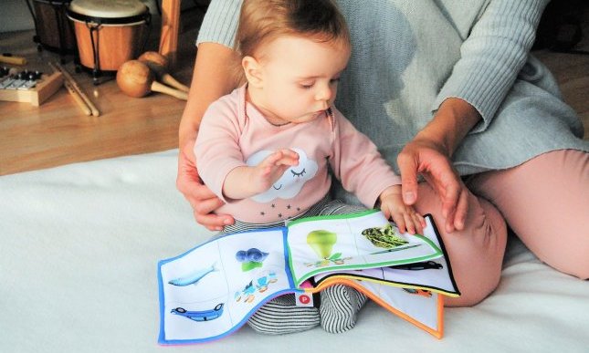 Leggere ai figli prima delle elementari arricchisce il loro vocabolario: perché lo spiega la scienza