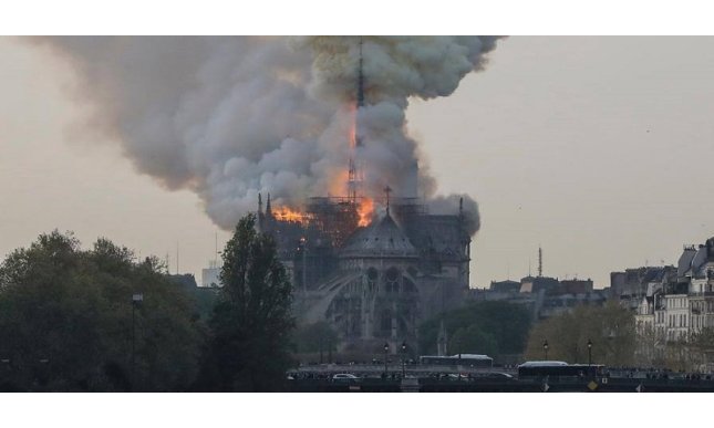 Notre Dame in fiamme: brucia la cattedrale del libro di Hugo