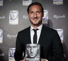 “Un capitano”: l'autobiografia di Francesco Totti, il giocatore simbolo di Roma