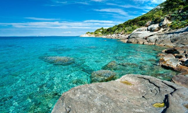 Vacanze estive all'isola d'Elba per Georges e Tigy Simenon, tra pescatori e serenate al chiaro di luna