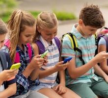 Dipendenza da televisione e smartphone: i rischi per bambini e adolescenti